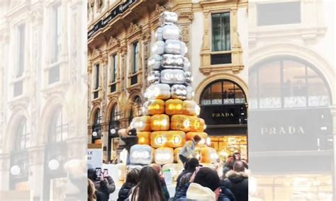 albero di natale gucci imbrattato|Ultima generazione imbratta l'albero di Gucci in Galleria.